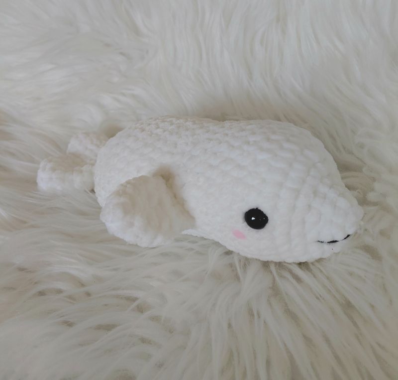 Poisson "Belouga" crocheté en fil de velours