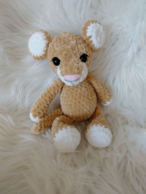 Lionceau beige et crème crocheté en fil de velours