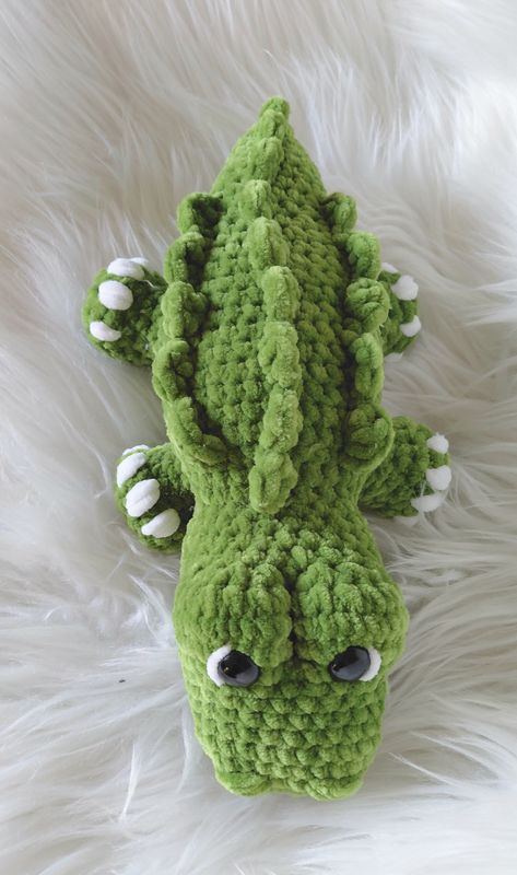 Crocodile couleur vert gazon crocheté en fil chenille velours