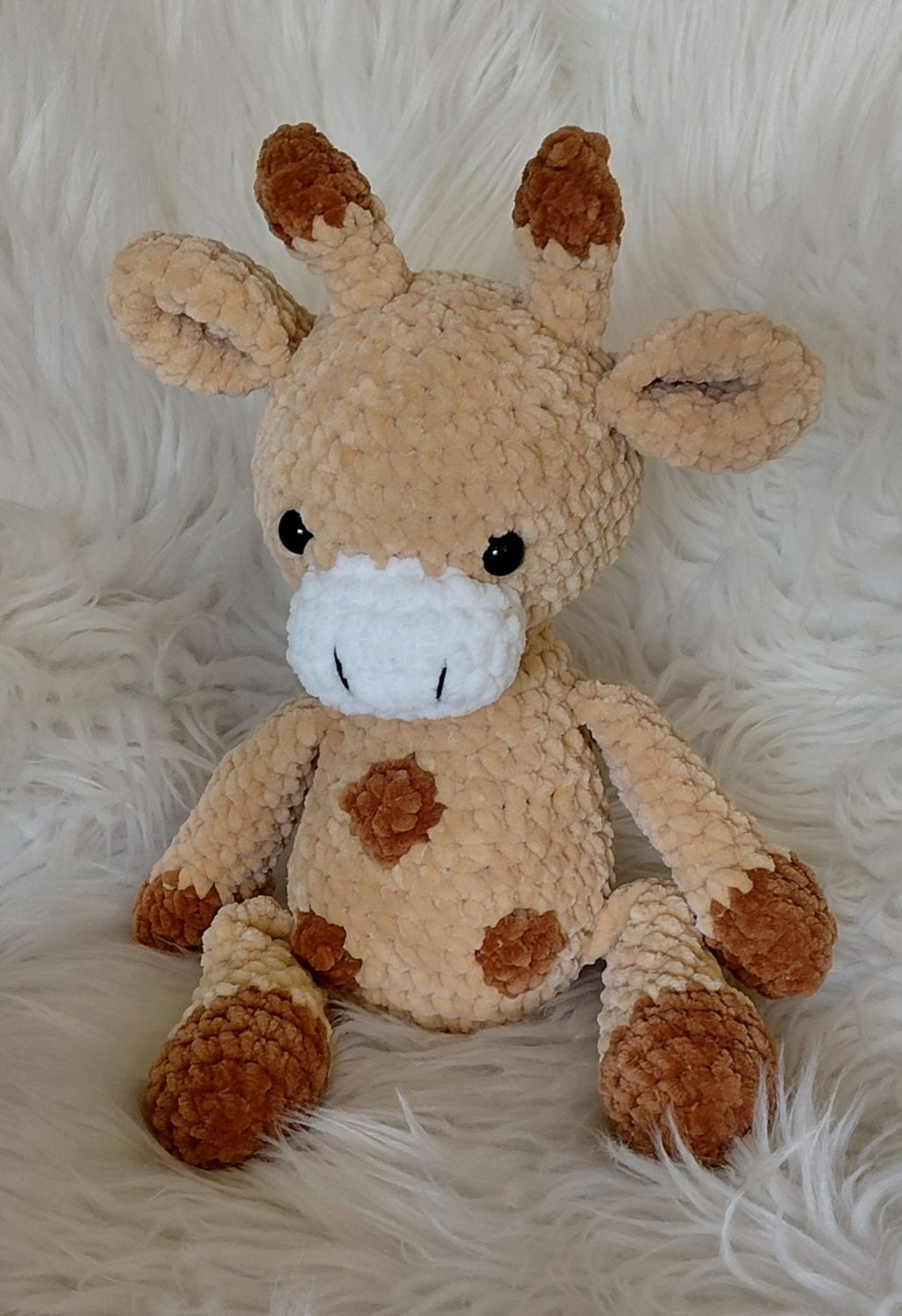 Girafe crochetée en fil velours beige et marron