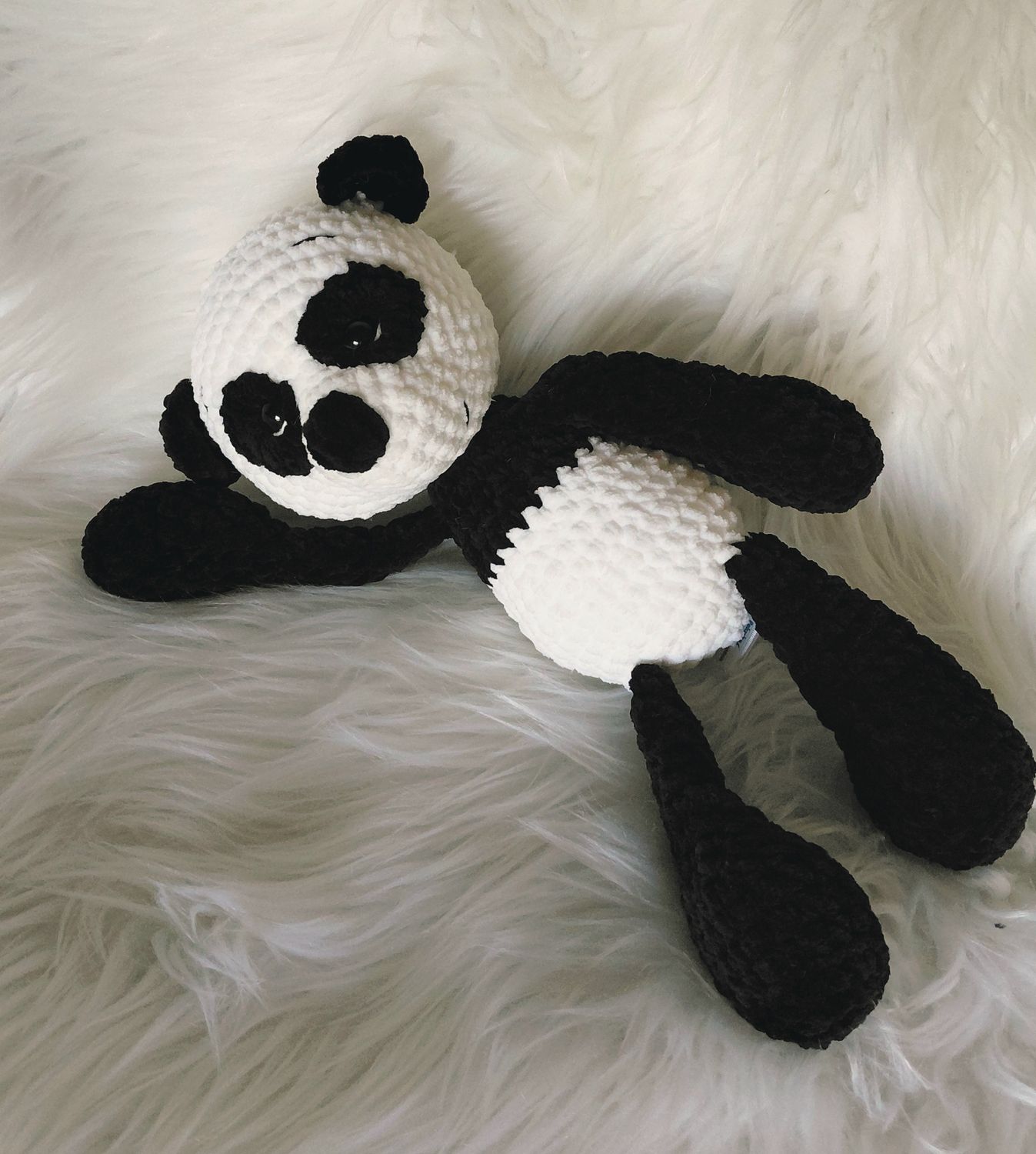Panda crocheté en fil chenille velours noir et blanc