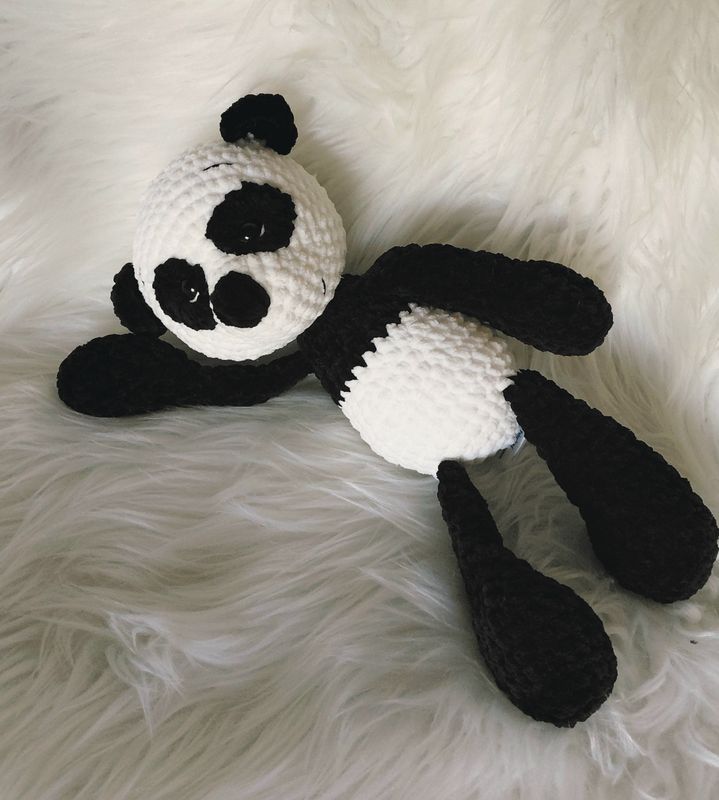 Panda crocheté en fil chenille velours noir et blanc