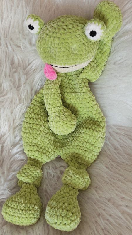 Grenouille gr. moux et plat crocheté en fil de velours vert fluo