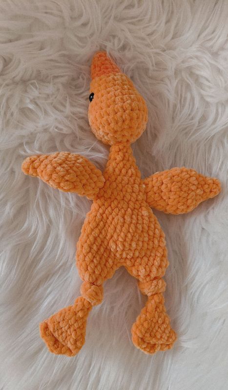 Canard canton mou et plat entièrement crocheté à la main avec du fil de velours