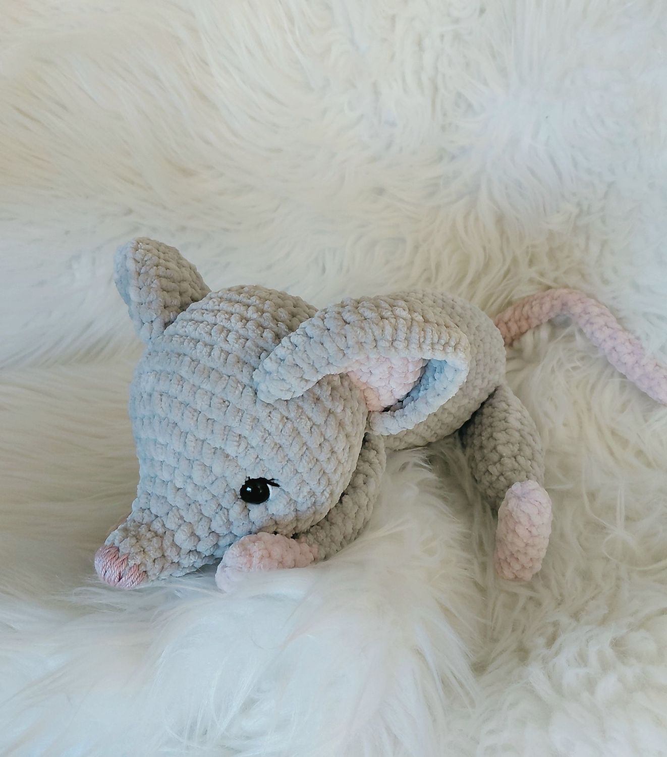 Souris allongée couleur gris et rose crocheté en fil chenille velours Souris allongée couleur gris et rose crocheté en fil chenille velours