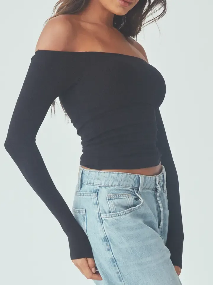 Black Off-The-Shoulder Bra-mee