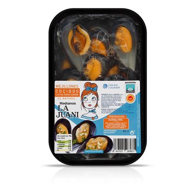 Bandeja de mejillones cocidos media concha de las rías gallegas.