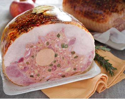 Pavita asada rellena de castañas, manzana y foie-gras MITJANS