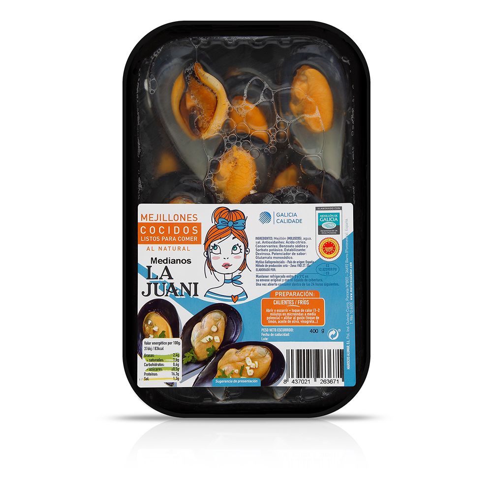 Bandeja de mejillones cocidos media concha de las rías gallegas.