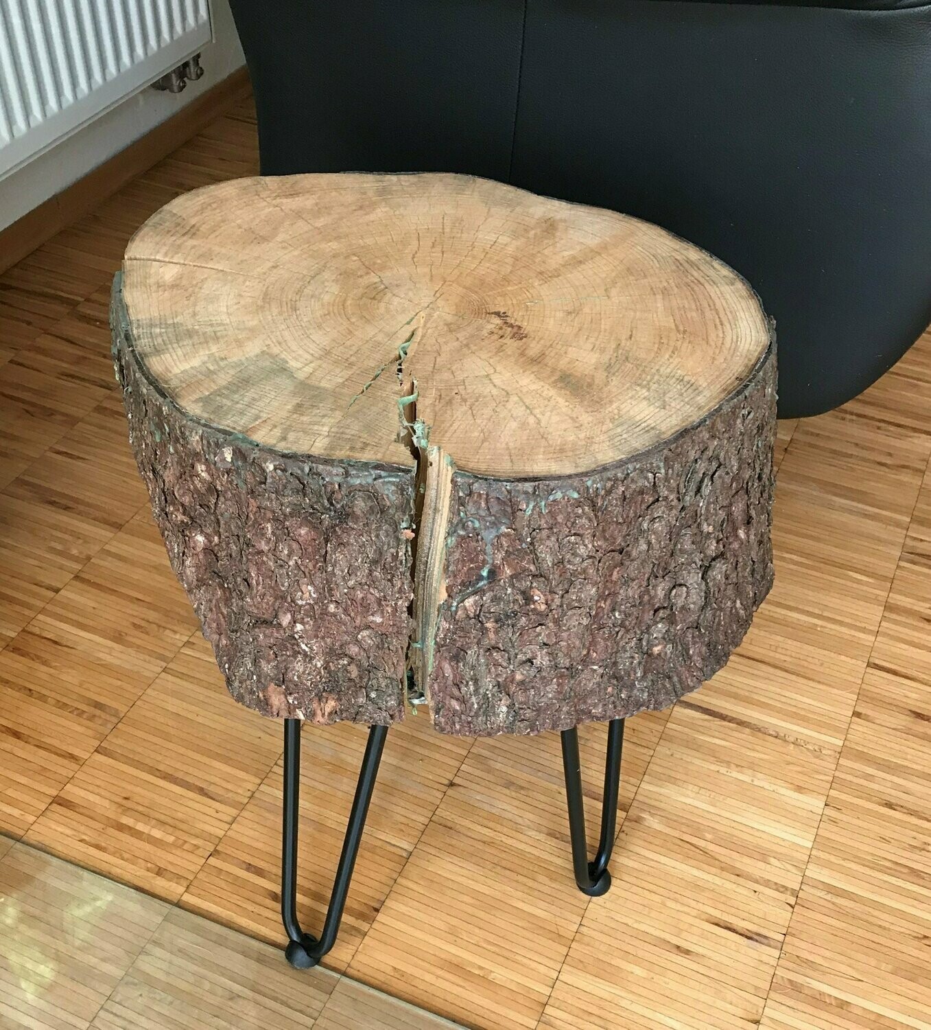 Baumscheiben Tisch ​Fichte mit großen Metall Füßen Baumstammtisch