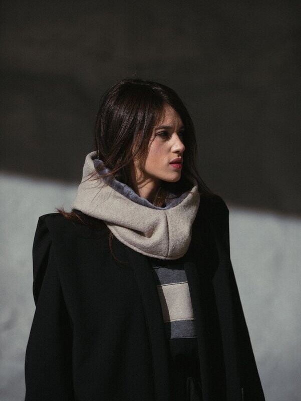 Cuello gorro en arena-gris.  antes 35€