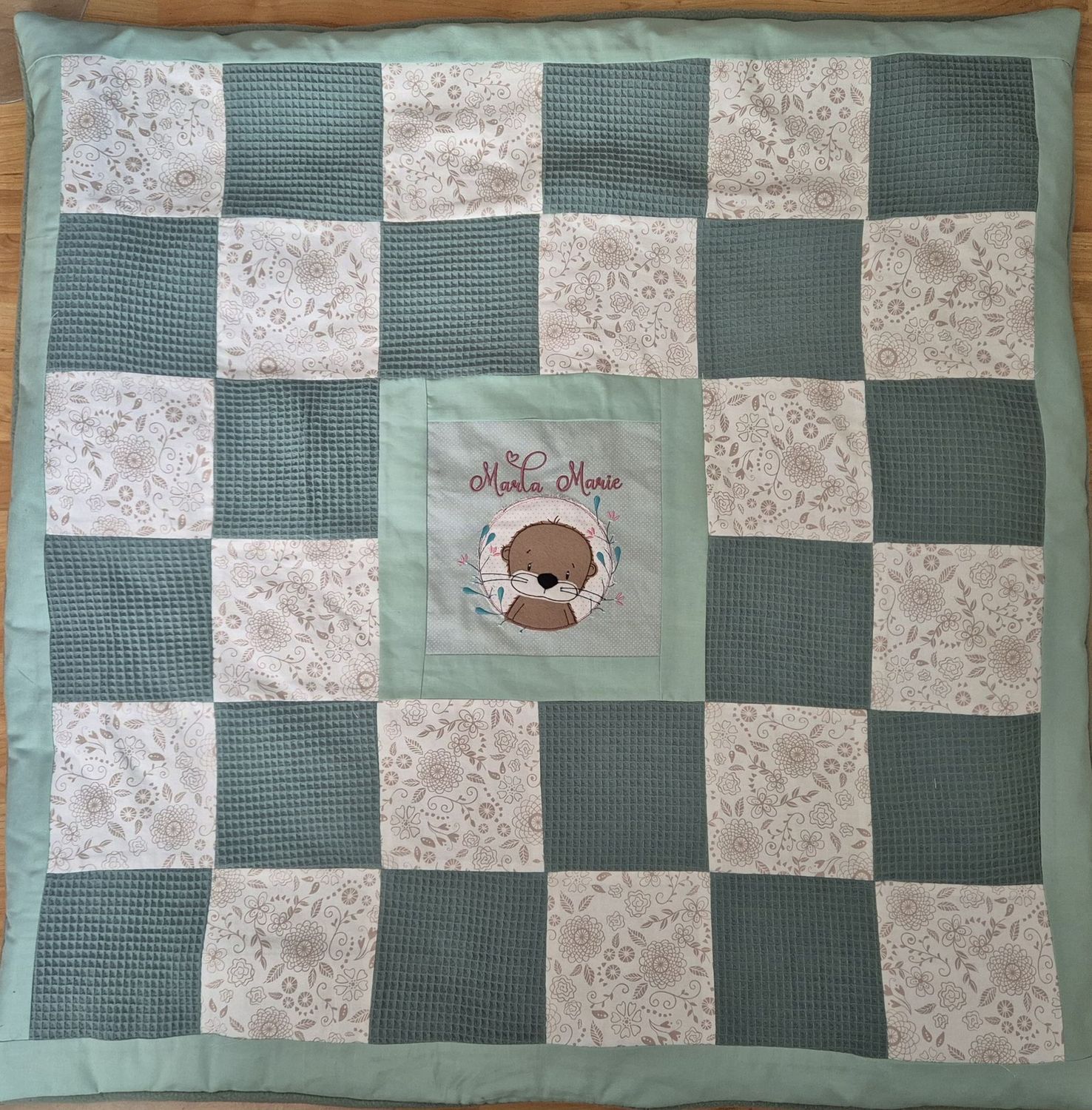 Krabbeldecke Otter im Blumenkreis