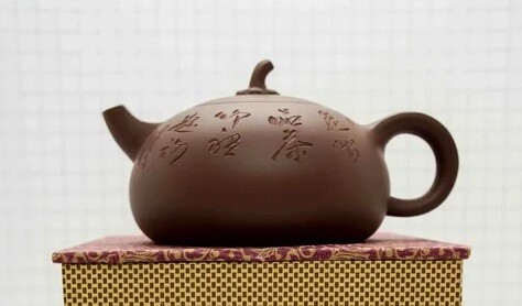 259011 Чайник ИСИН "Цзядуань - Баклажан" с иероглифом 250мл, глина красный