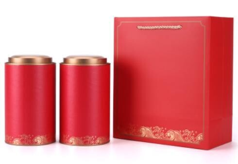 269035b Подарочный набор "Море чая", картон. 2 банки 12,5 см х 10 см + пакет с ручками. Цвет красный