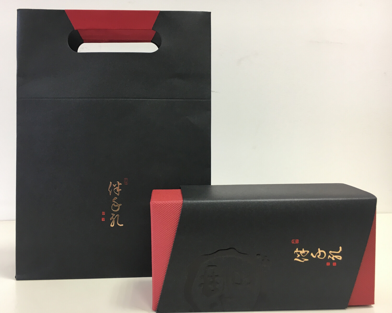 202097 Подарочный набор: сумка (картон)+коробка 19,5*9,5*7 (картон), Цвет красный/черный