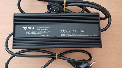 Ladegerät für NIU N-Serie für Akku 60V/26Ah u. 60V/35Ah Ladegerät für NIU N-Serie für Akku 60V/26Ah u. 60V/35Ah