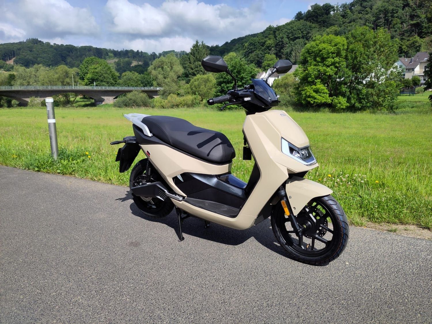 Elektroroller NIU 95 km/h, FQi 500, Farbe: Sahara Glow