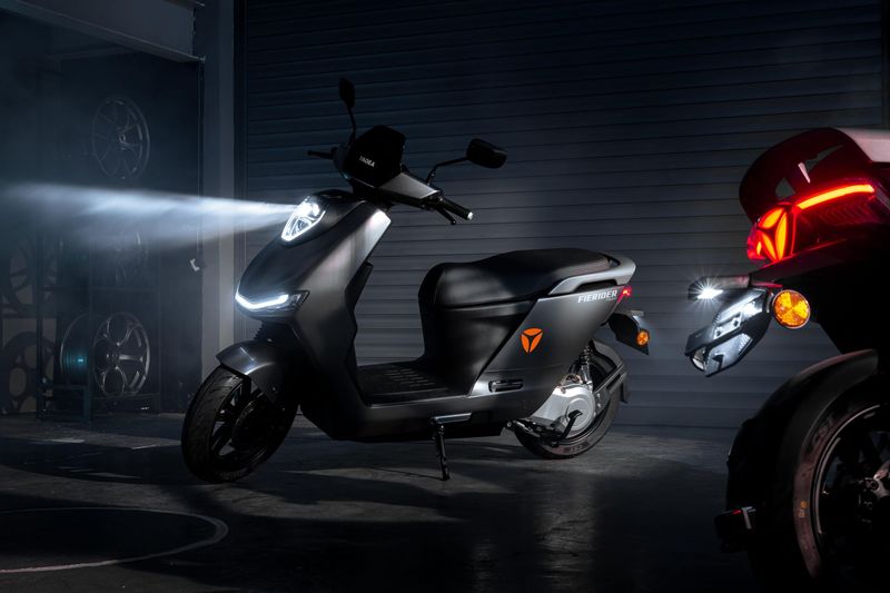 Elektroroller Yadea Fierider 100 km/h, 32L Helmfach