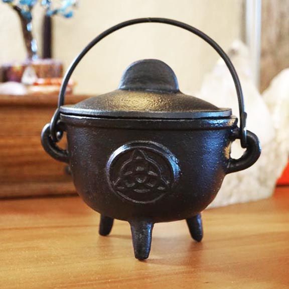 ✨ Cast Iron Cauldrons - ☘️ Triquetra
