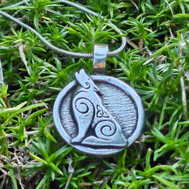 🐺 Totem Animal Pendant – Wolf
