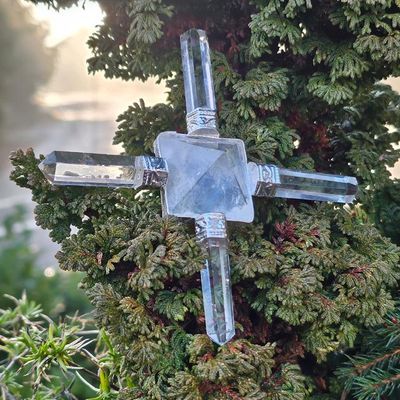 Clear Quartz pyramid energy generator for manifestation, clarity, and spiritual alignment.