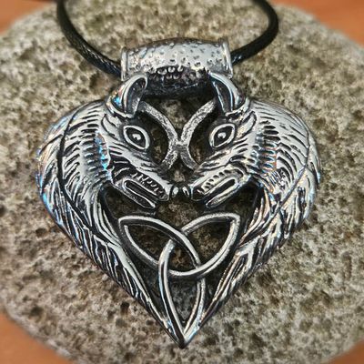 🐺 Twin Flame Wolves Totem Pendant