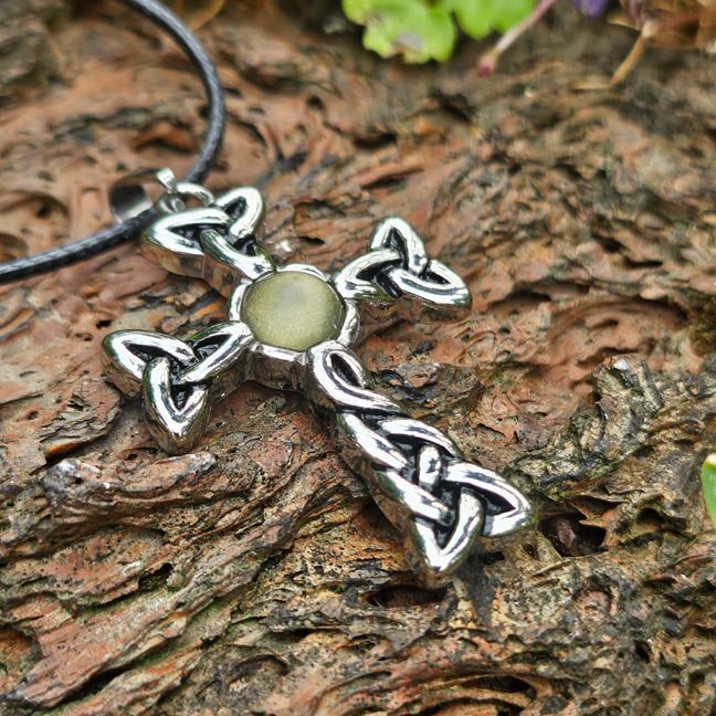 ☘️​Triquetra Cross Pendant