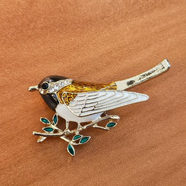 🦜 Chickadee Brooch