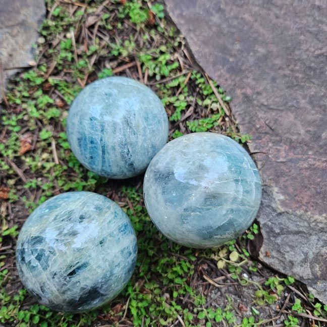 50 mm Aquamarine sphere on wood stand with soothing ocean‑blue tones for peace and clarity.