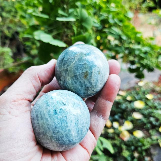 50 mm Aquamarine sphere on wood stand with soothing ocean‑blue tones for peace and clarity.
