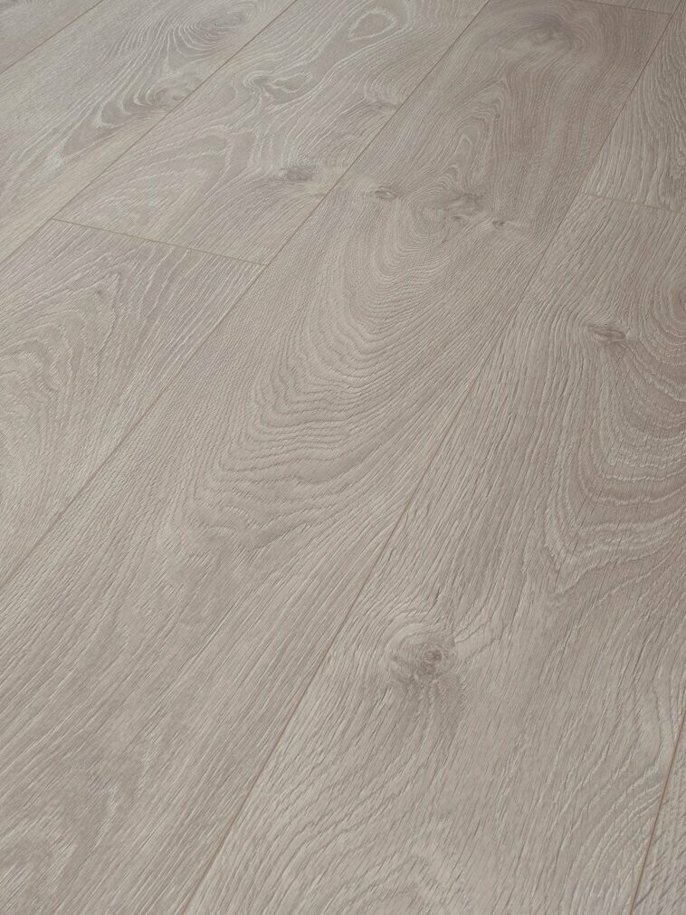 Caixa de 2'131 m2 de parquet laminat SWISS SYNC CHROME V4 8 mm. -KRONOSWISS-