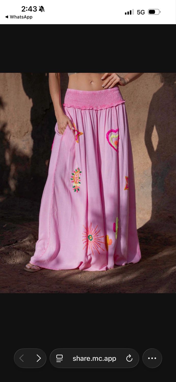 Pantalón con bordado rosa