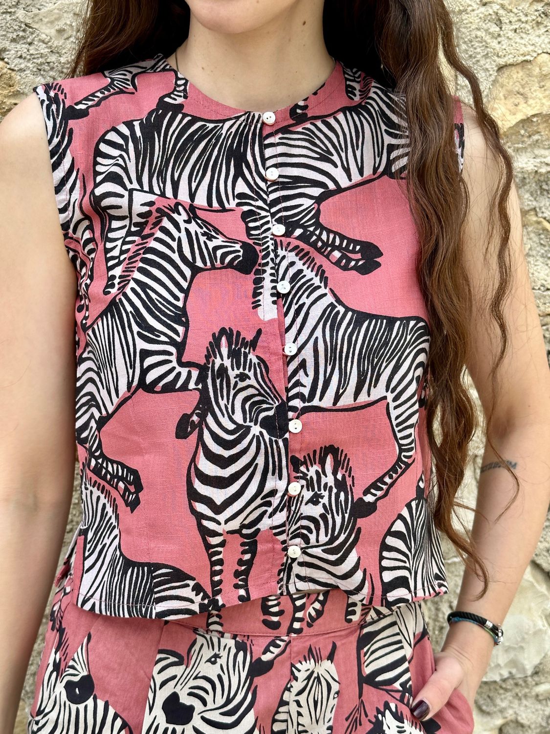 GILET SMANICATO ROSA CON STAMPA ZEBRE