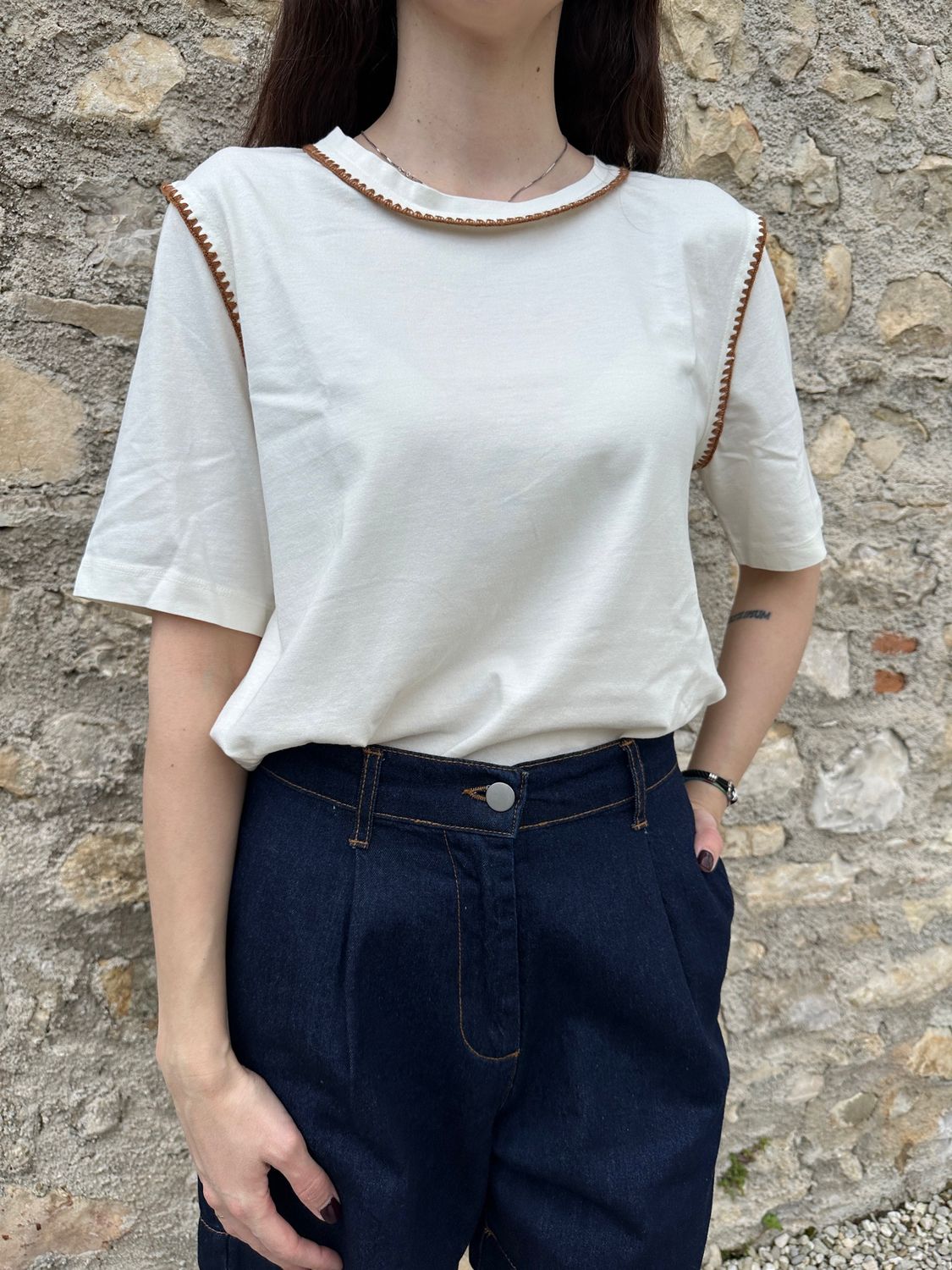 T-SHIRT BURRO CON RICAMI COCCIO