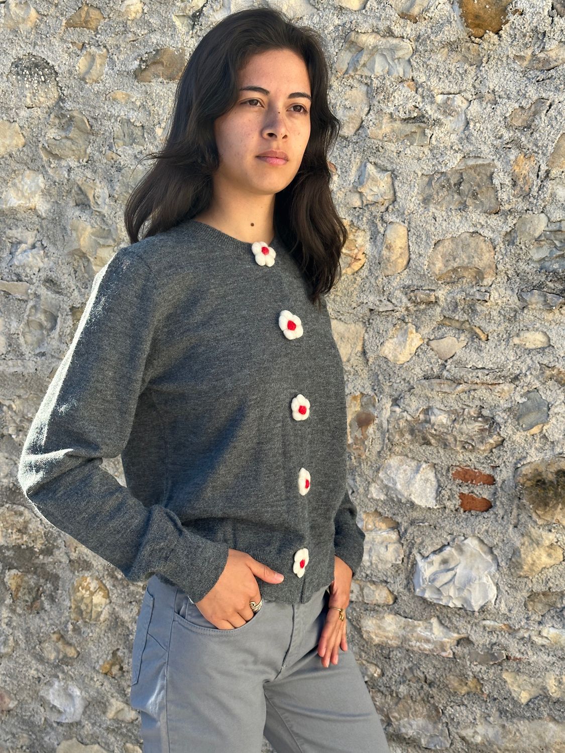 CARDIGAN GRIGIO CON BOTTONI A FIORI