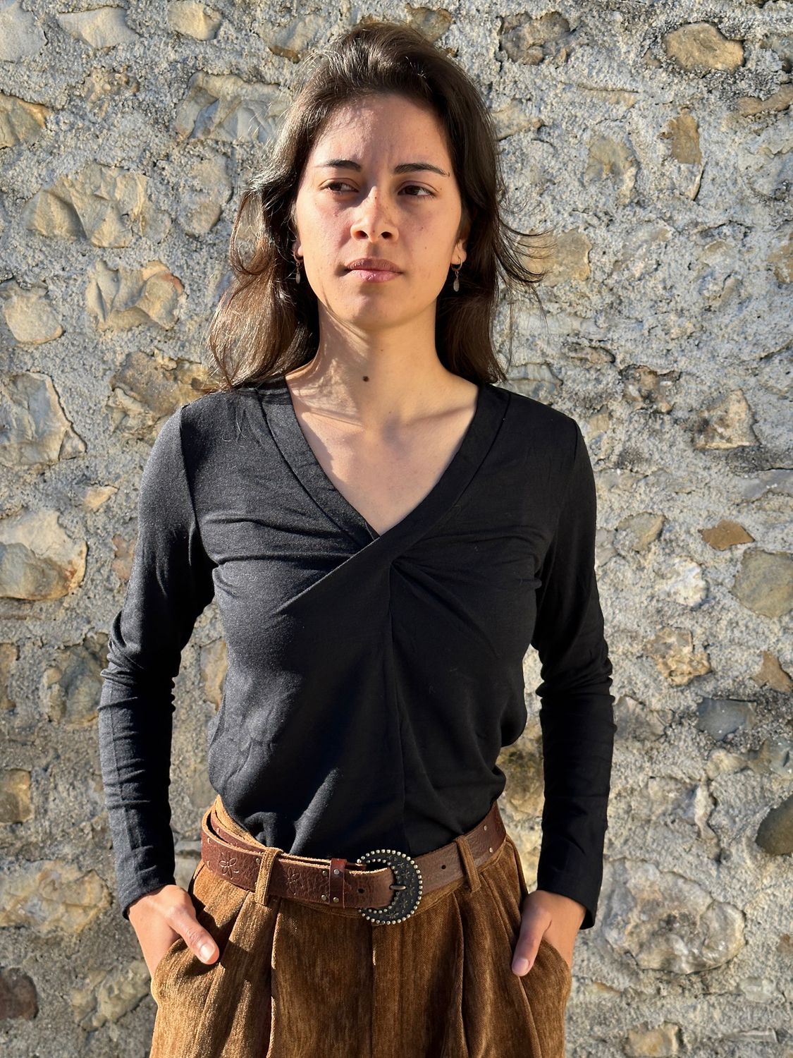 MAGLIA FINE CON SCOLLO INCROCIATO