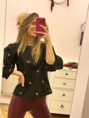 BLUSA FIORI SU FONDO NERO