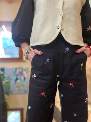 PANTALONI AMPI CON FIORELLINI RICAMATI