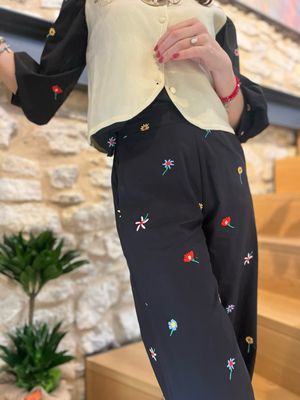 PANTALONI AMPI CON FIORELLINI RICAMATI
