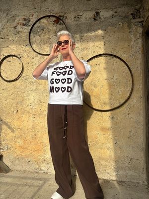 T-SHIRT CON SCRITTA IN RILIEVO A PETALI