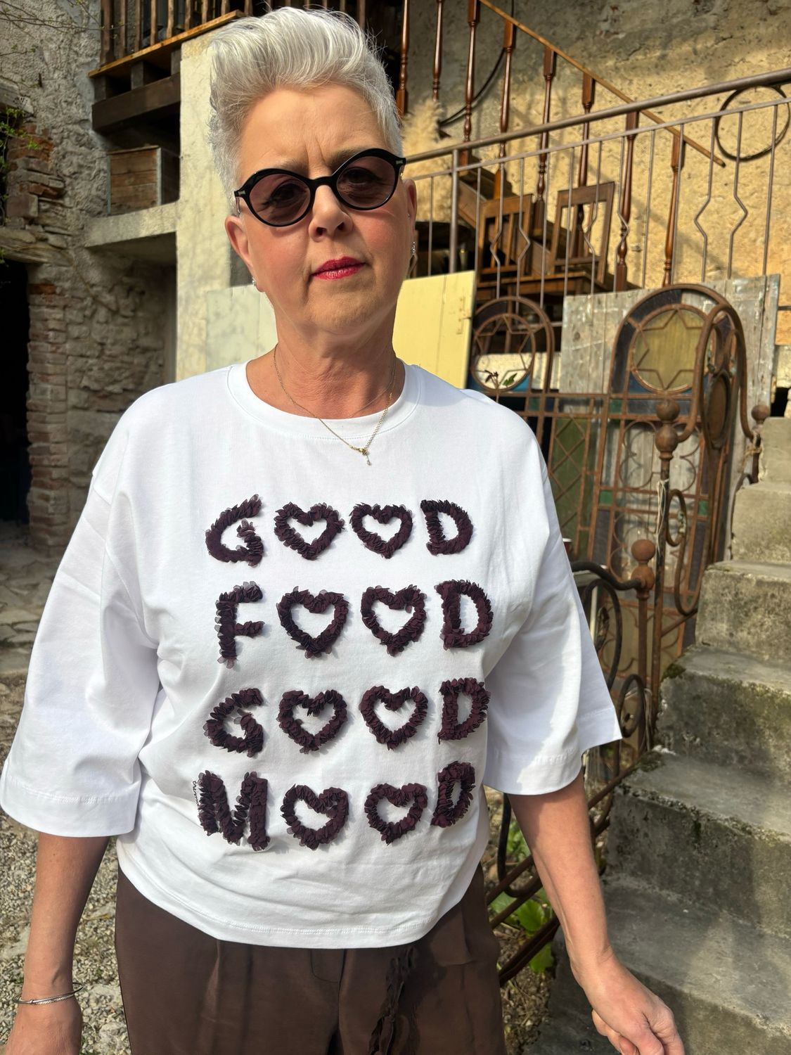 T-SHIRT CON SCRITTA IN RILIEVO A PETALI