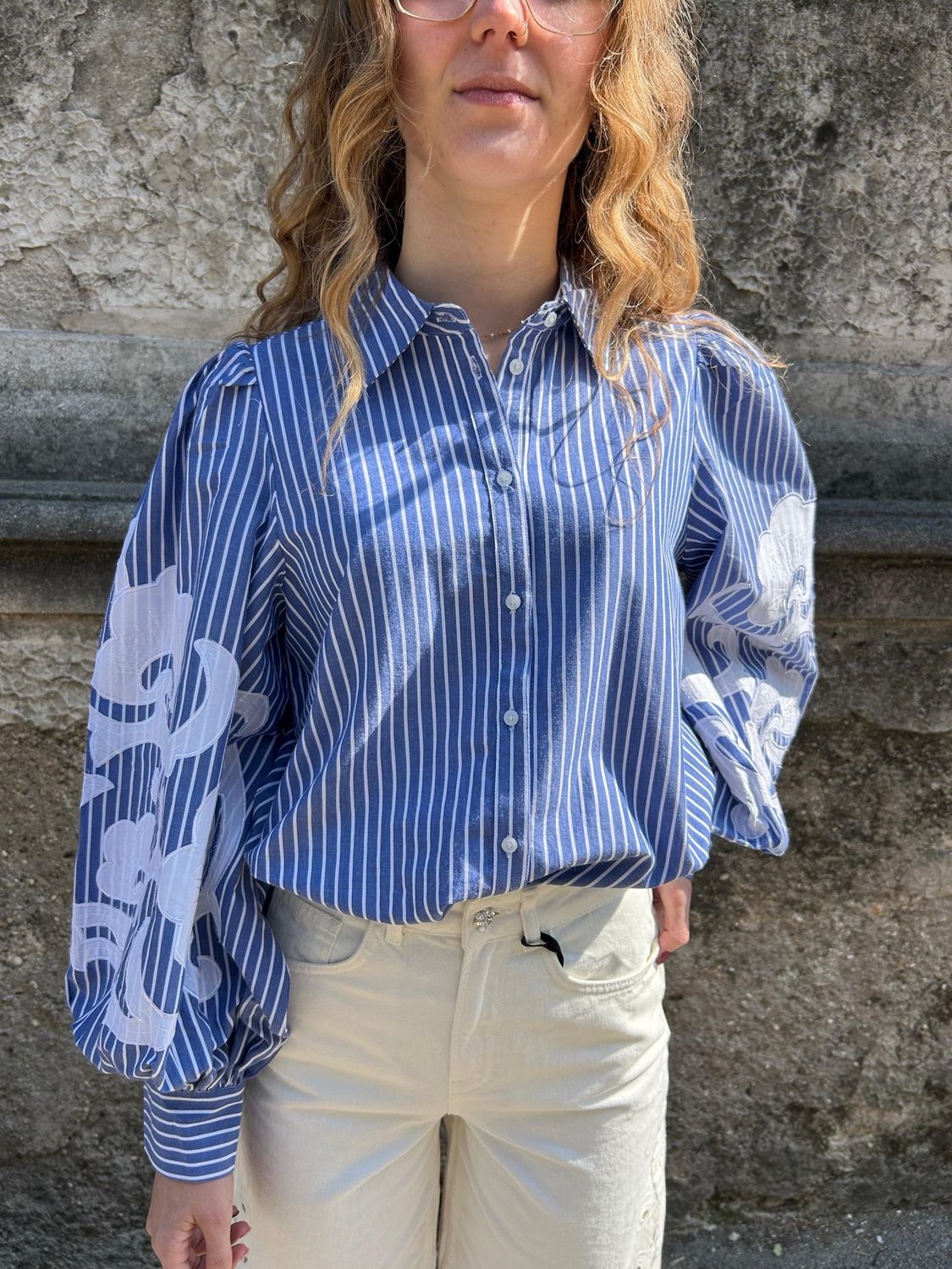 CAMICIA AZZURRA A RIGHE CON RICAMO