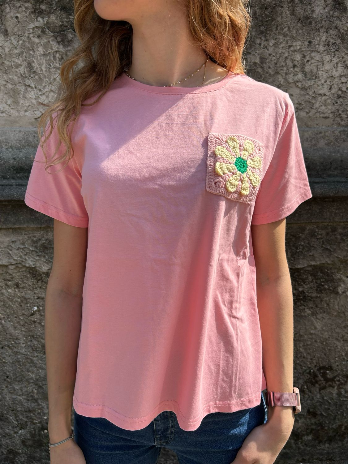 T-SHIRT ROSA CON FIORE IN MACRAMÈ