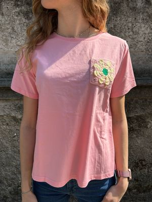T-SHIRT ROSA CON FIORE IN MACRAMÈ