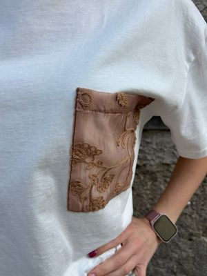 T-SHIRT CON TASCA OPERATA MOCHA MOUSSE