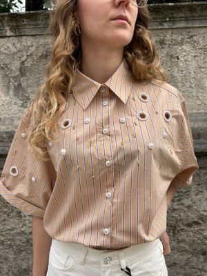 CAMICETTA BEIGE CON RICAMI E PERLINE
