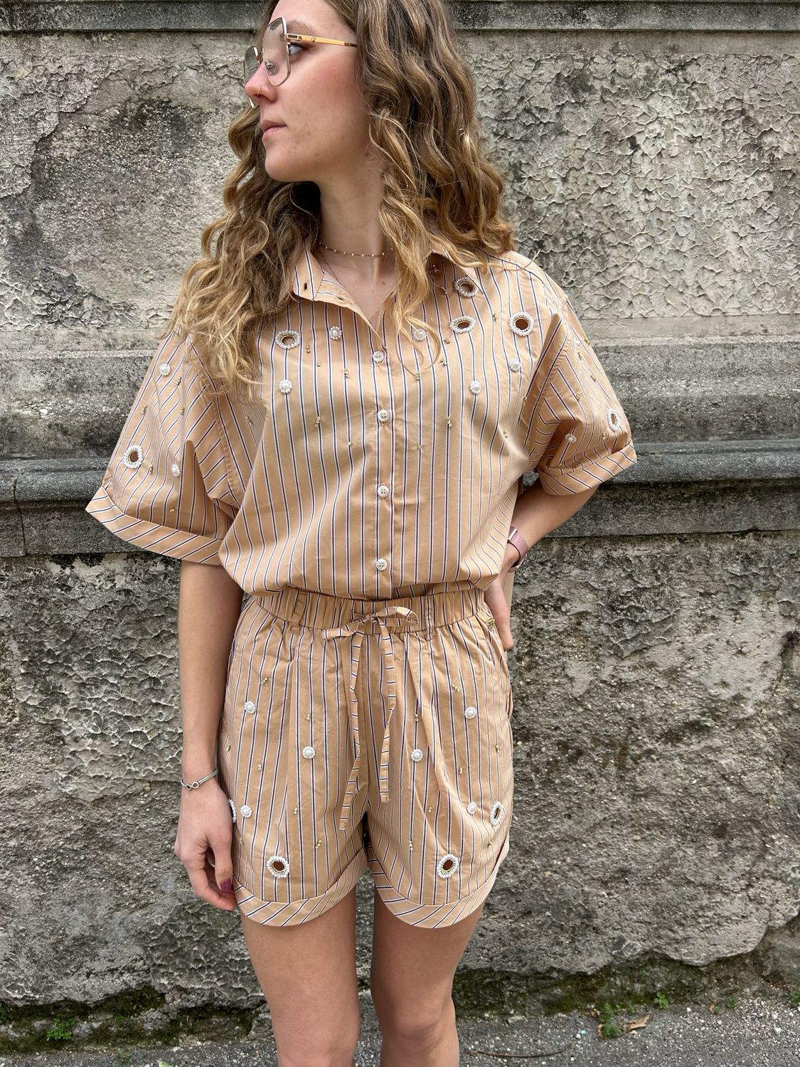 SHORT BEIGE CON RICAMI E PERLINE