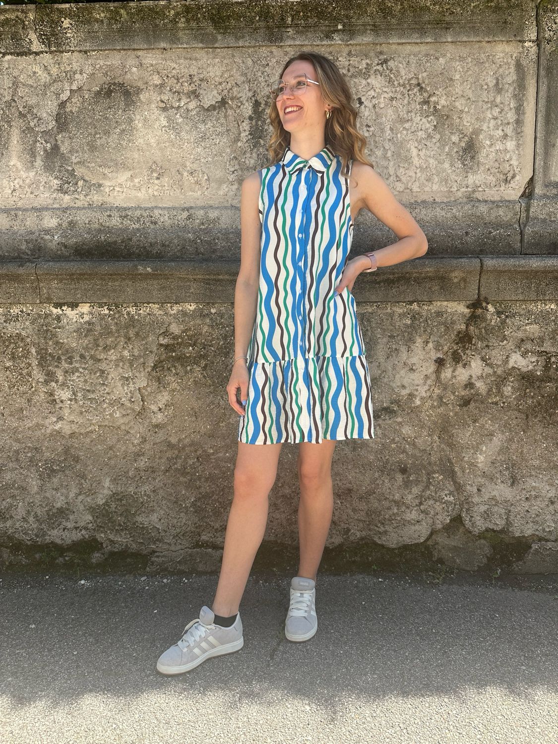 ABITO CORTO SMANICATO CON ONDE IN VERTICALE