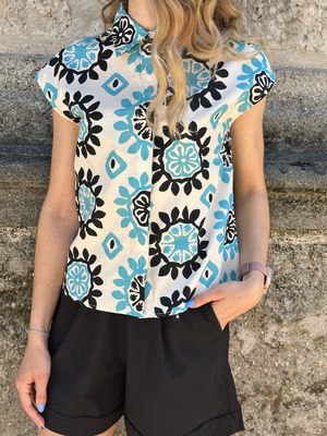 CAMICIA CON STAMPA AZZURRO E NERO