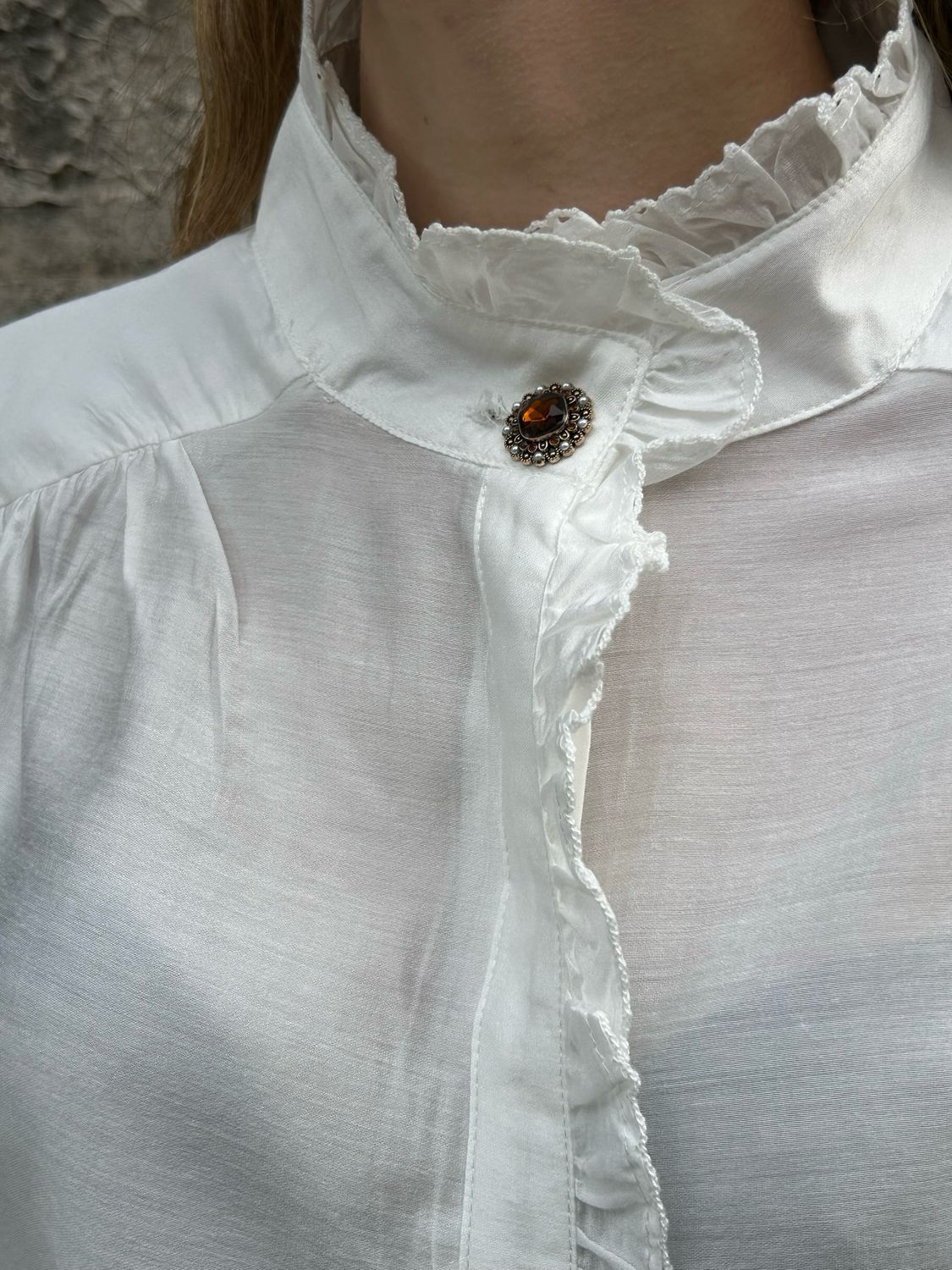 CAMICIA BIANCA CON BOTTONE GIOIELLO